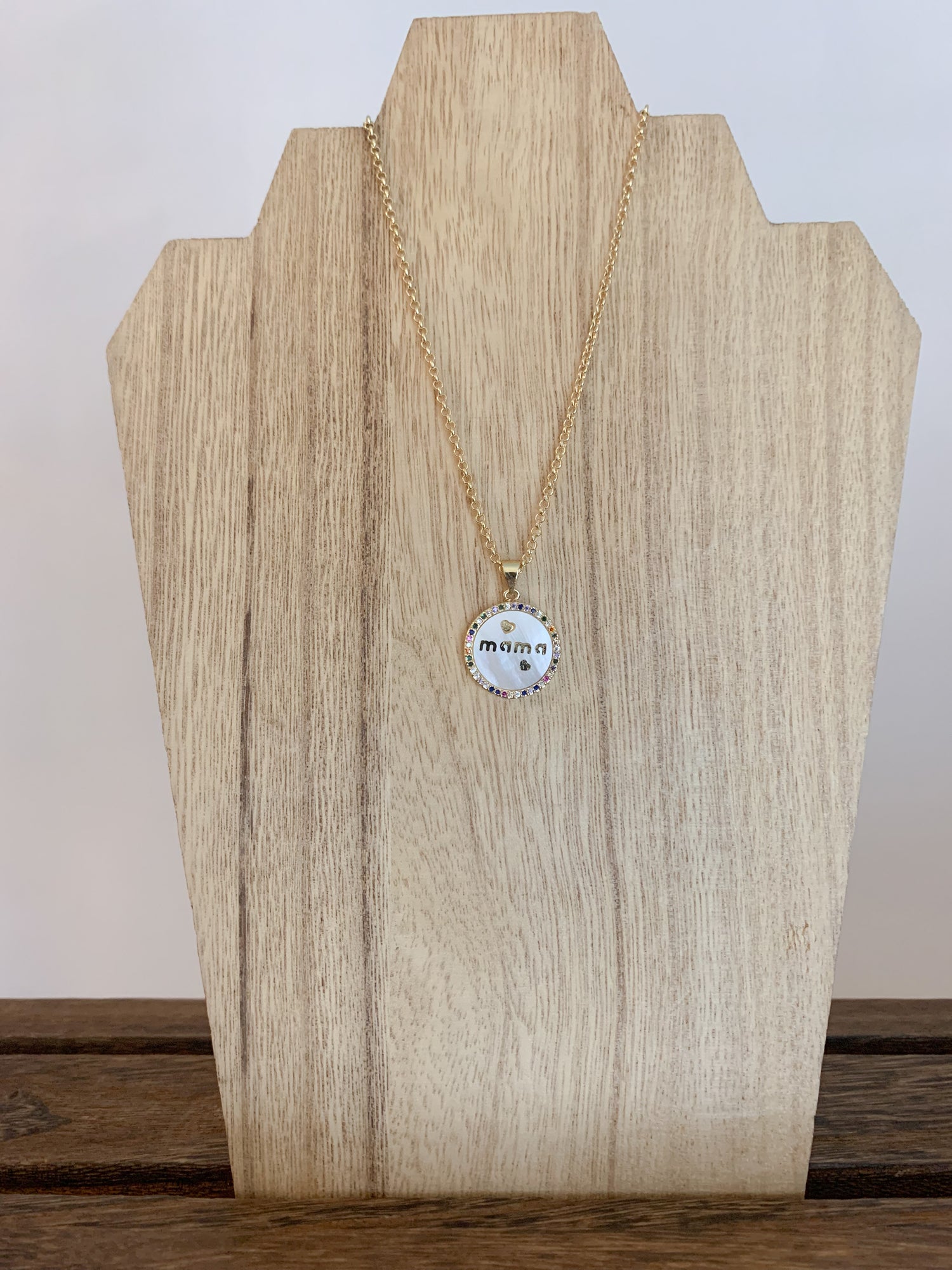 18k gold plated necklace adorned with an enamel pendant with the word "Mama"